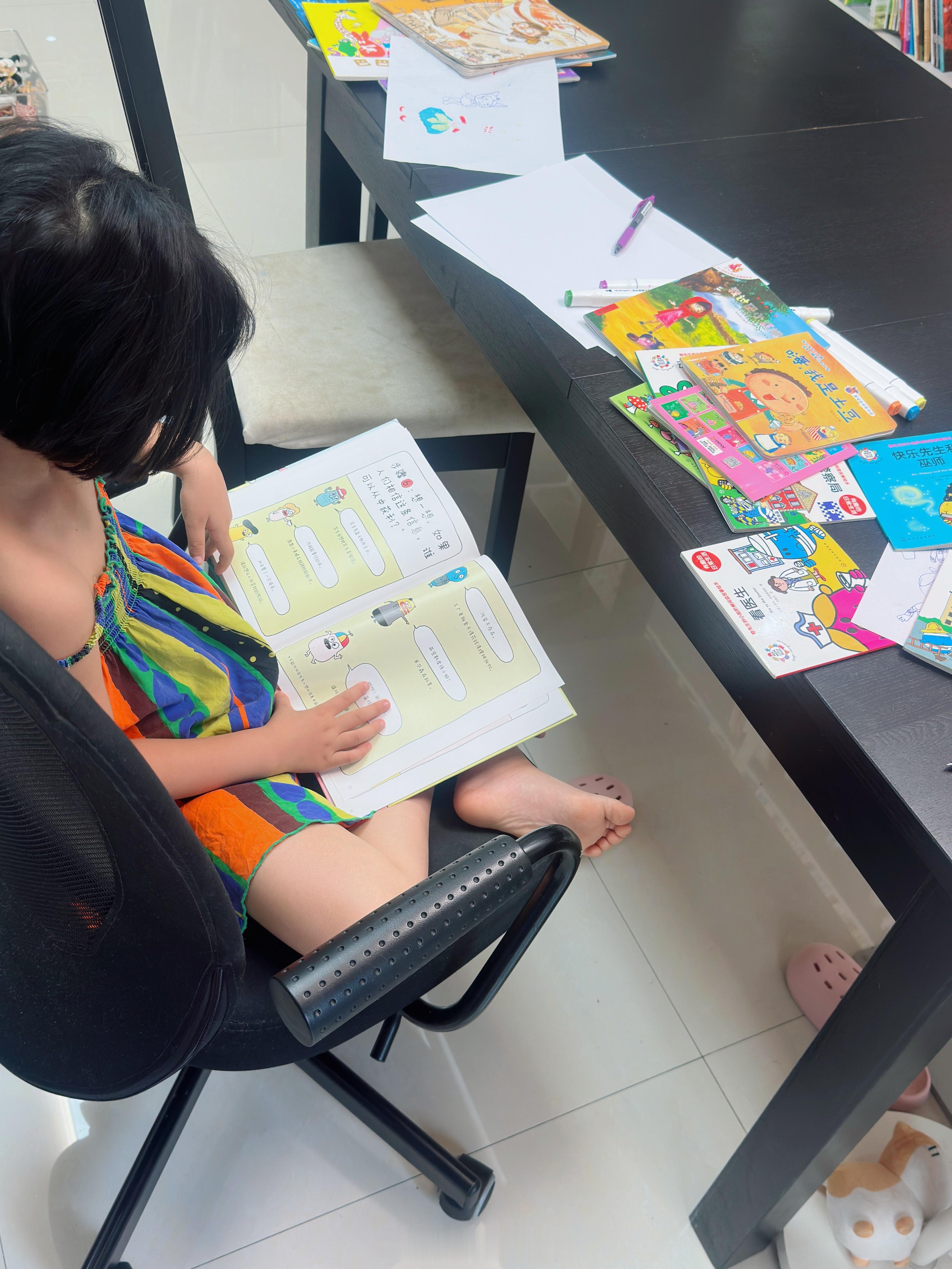 调整了一下位置，餐桌变书桌小孩姐也用得很顺手 