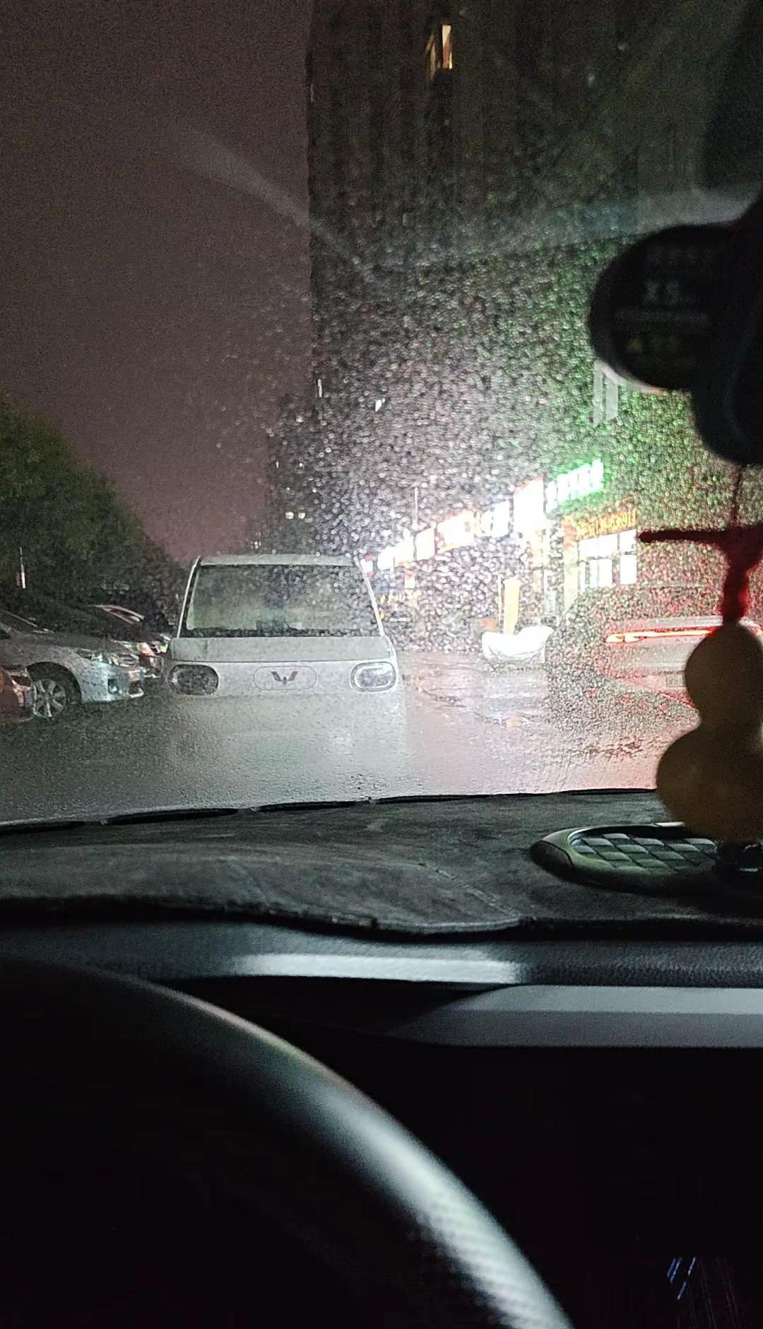 今天是不是全国都在下毛毛雨，不就下场大雨，不就别下，出来就下雨，还是最讨厌的毛毛