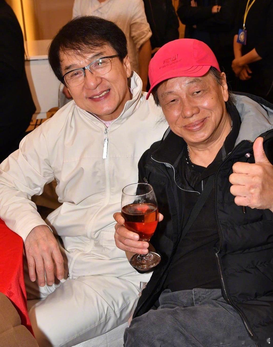 周星驰悼念梁小龙成龙发博悼念梁小龙 著名功夫影星梁小龙去世，18日晚，曾合作《功