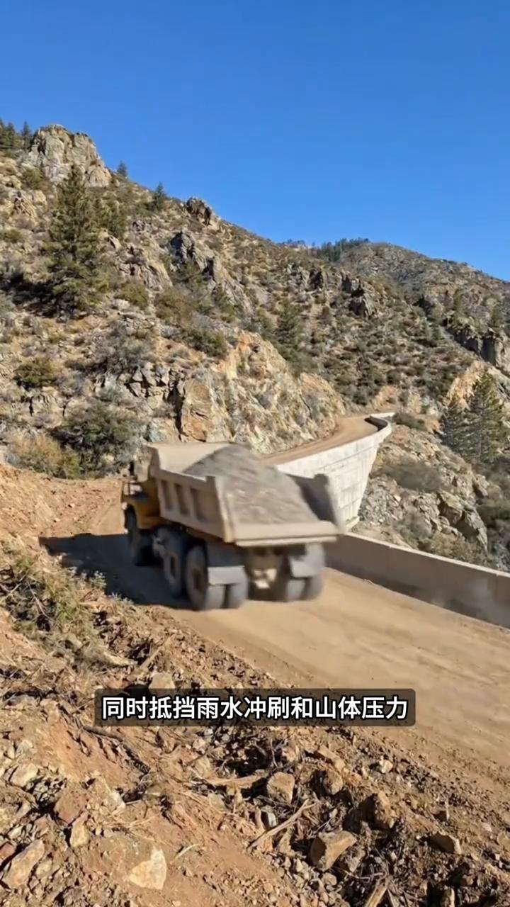 精工修筑山路。
原来深山里的盘山公路竟然是这样一点点凿出来的。
·施工队首先把重