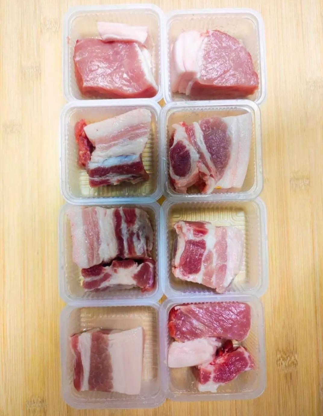 不得不佩服
我的婆婆真的是个天才呀！
以前我买一大块肉，吃不完也不切直接放冰箱里