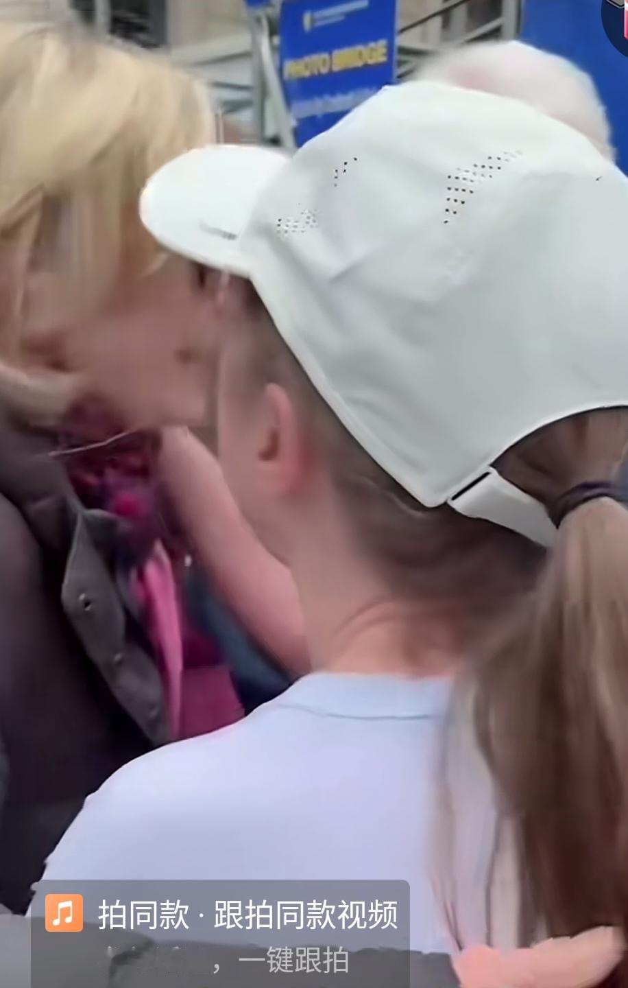 克林顿两口子来观看女儿的马拉松比赛，跑了三个多小时，完成了全程，父母在终点等着她