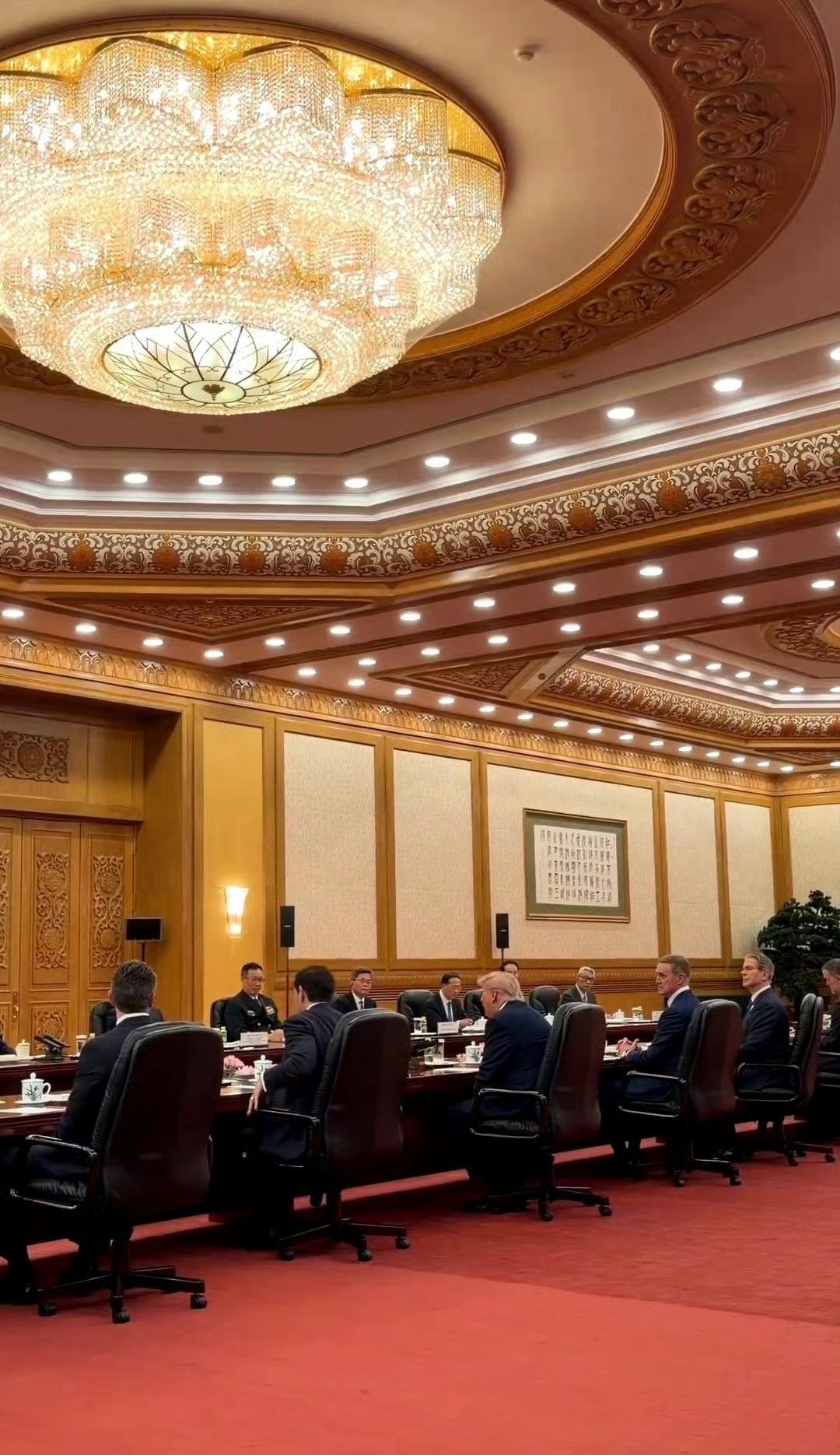 揭秘，中国人民大会堂会场顶部装饰，富丽堂皇，中式美学。
难怪美国国务卿卢比奥对着