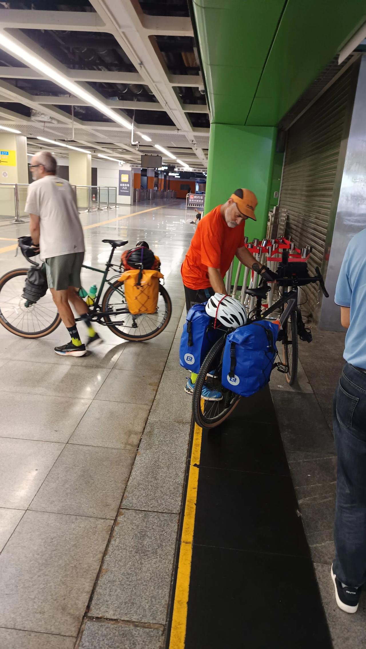 还是老外会玩啊，三个人组团，来中国旅游，骑自行车，走走停停，自由自在，，，
咱们