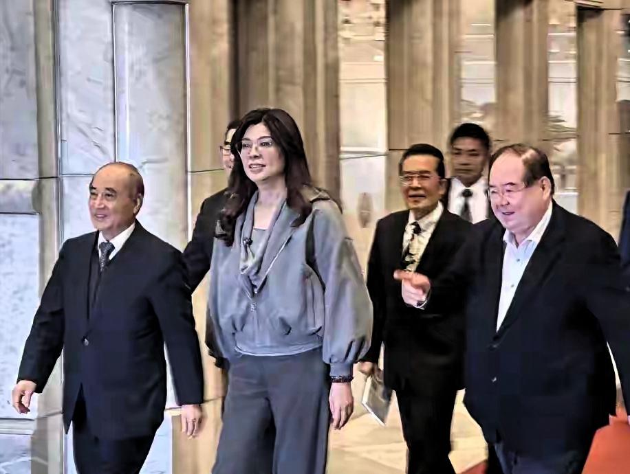 郑丽文高频喊出“我是中国人”，硬刚民进党不退缩，这份担当值得被看见
 
最近台海