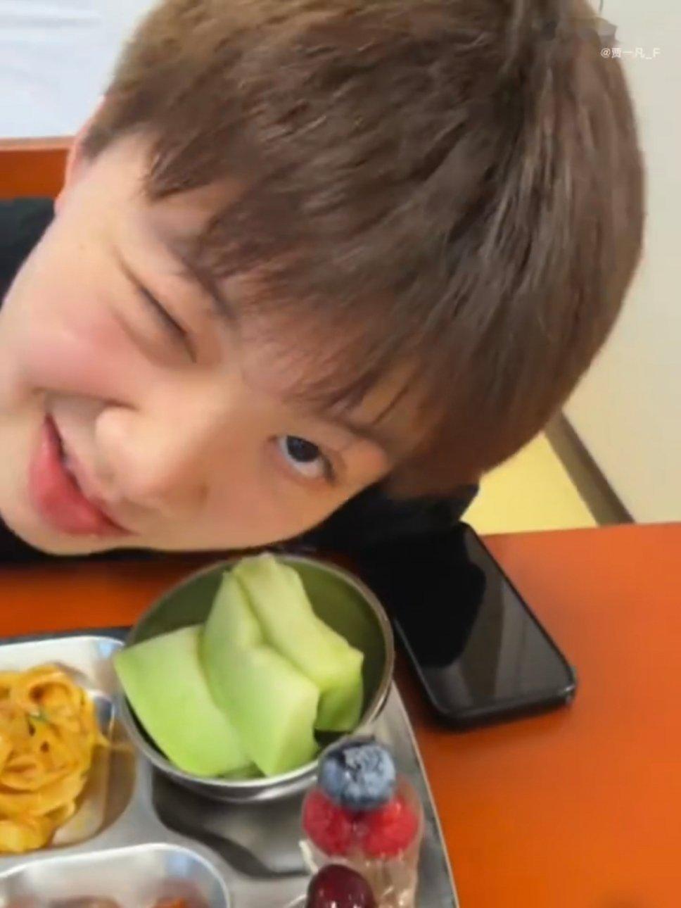 凡姐这个vlog里面信息量太大了。凡姐背的这个好像是李怡婧吧？曹梓涵完全就是个搞