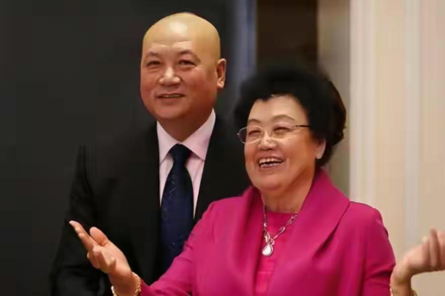 陈丽华大气智慧，把子女也培养得智慧。

她虽给迟重瑞留了财产与事业，迟重瑞没有子