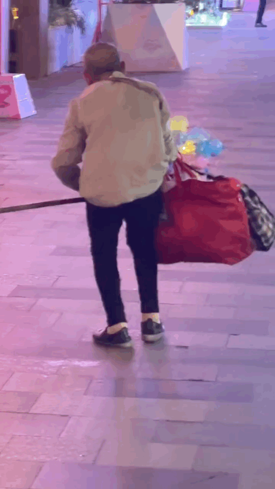 #老人女儿回应张馨予买气球#看到这条评论泪目了：有人背的是香奈儿，有人却背的是生