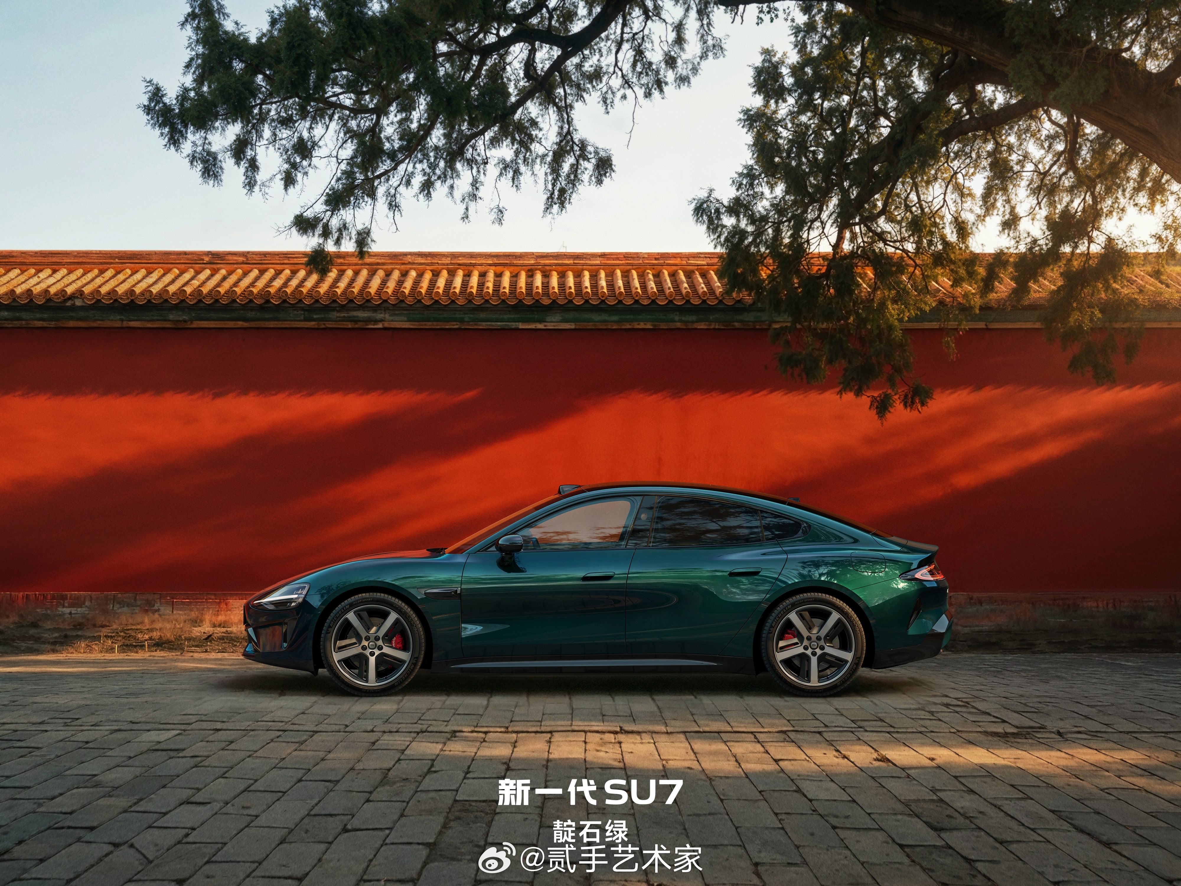 随着小米SU7最后一款配色“靛石绿”官宣，九色版图终于集齐。最先被击中，是那张“