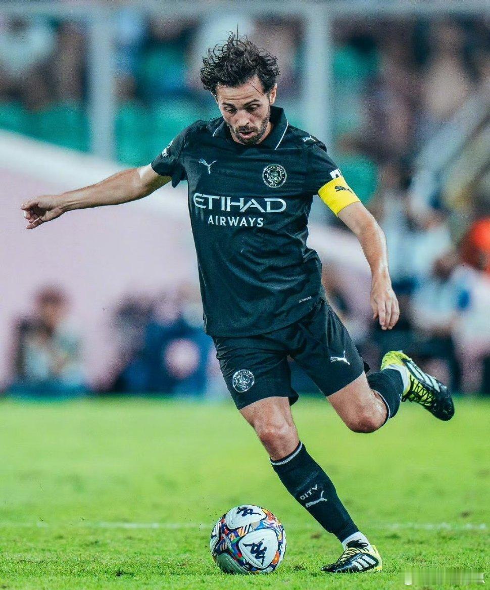 英超11轮战罢，曼城7胜1平3负积22分暂列次席。本赛季曼城的打法发生了一些变化