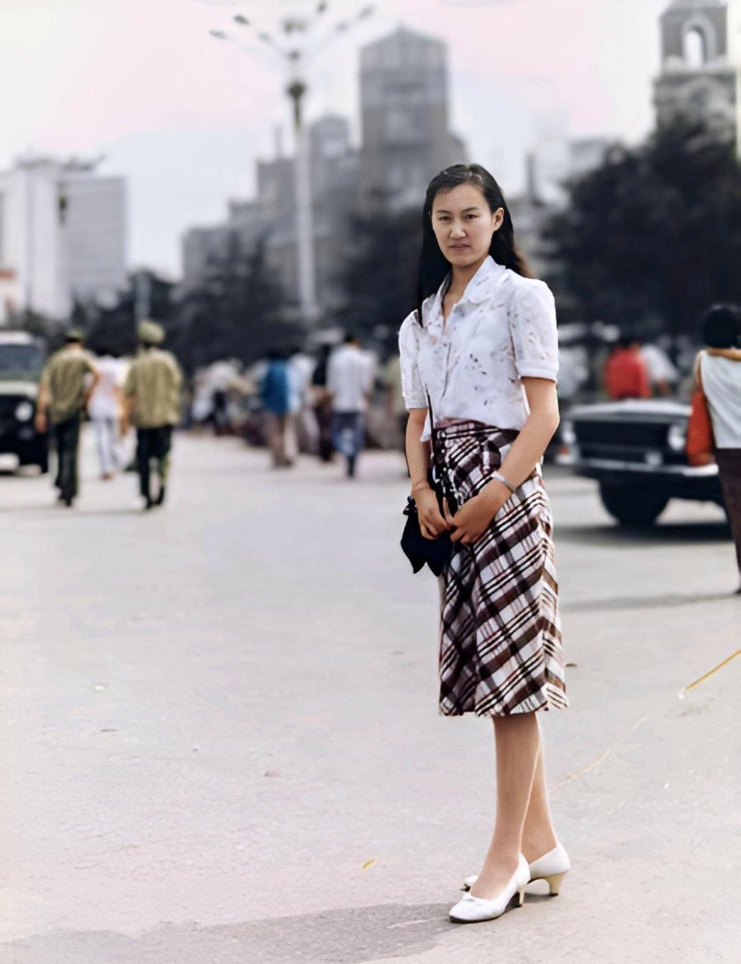 1982年，辽宁大连纺织厂一名女工在大连站前面留下的一张影像。年轻女子长发温婉，