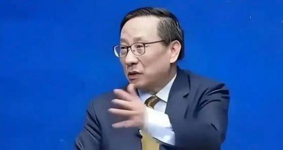 万斯曾暗示中国，如果不接受关税，就考虑战争，话音未落，中国学者高志凯就在国际辩论