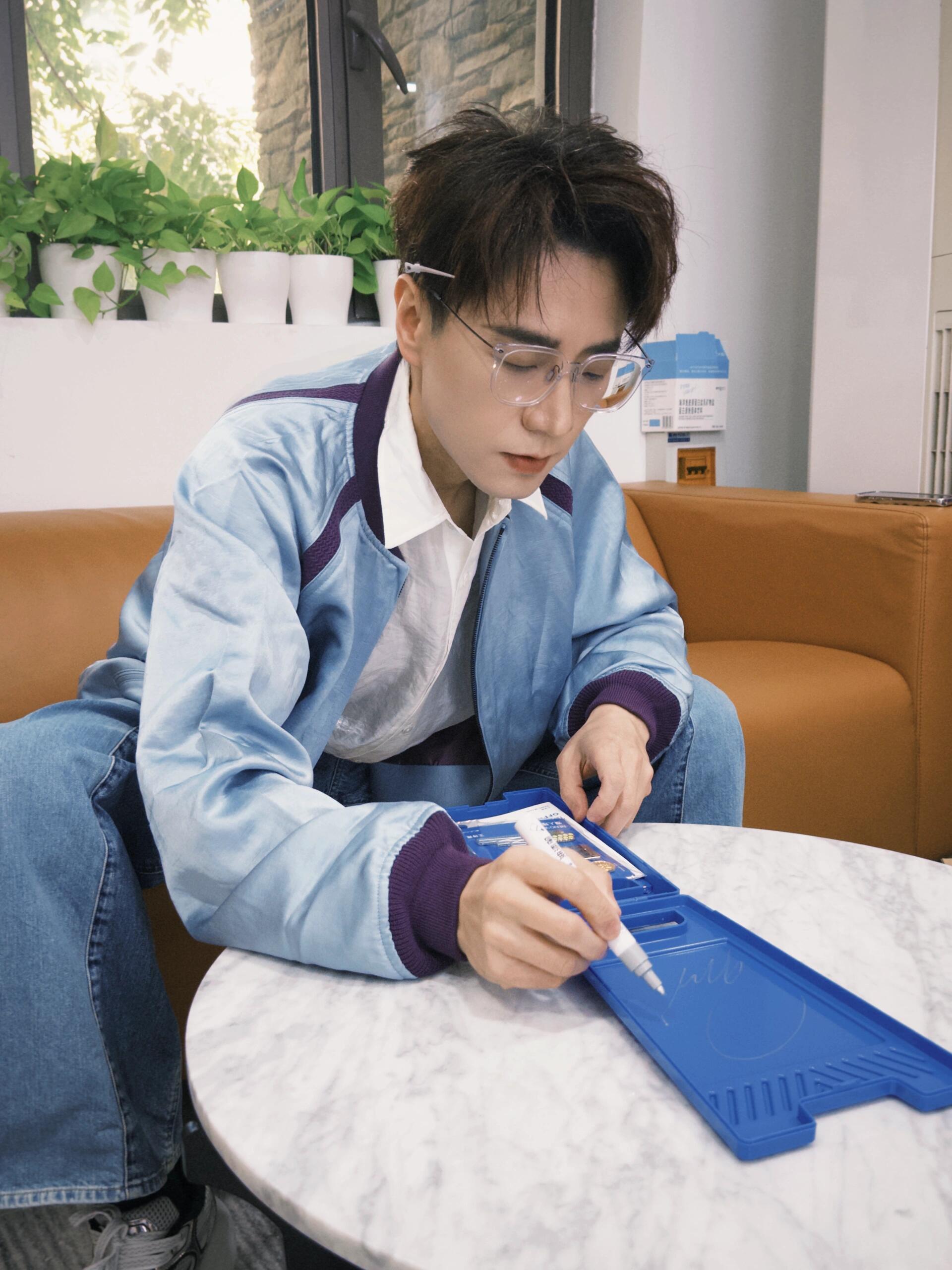 王铮亮四巡来了王铮亮演唱会请了奥运音响团队奥运团队亲自操刀声场设计，从低频的震撼