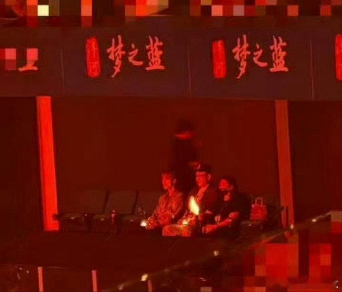 张艺兴演唱会cue了金俊勉张艺兴说把掌声送给队长金俊勉 舞台高光时刻，他没落下并