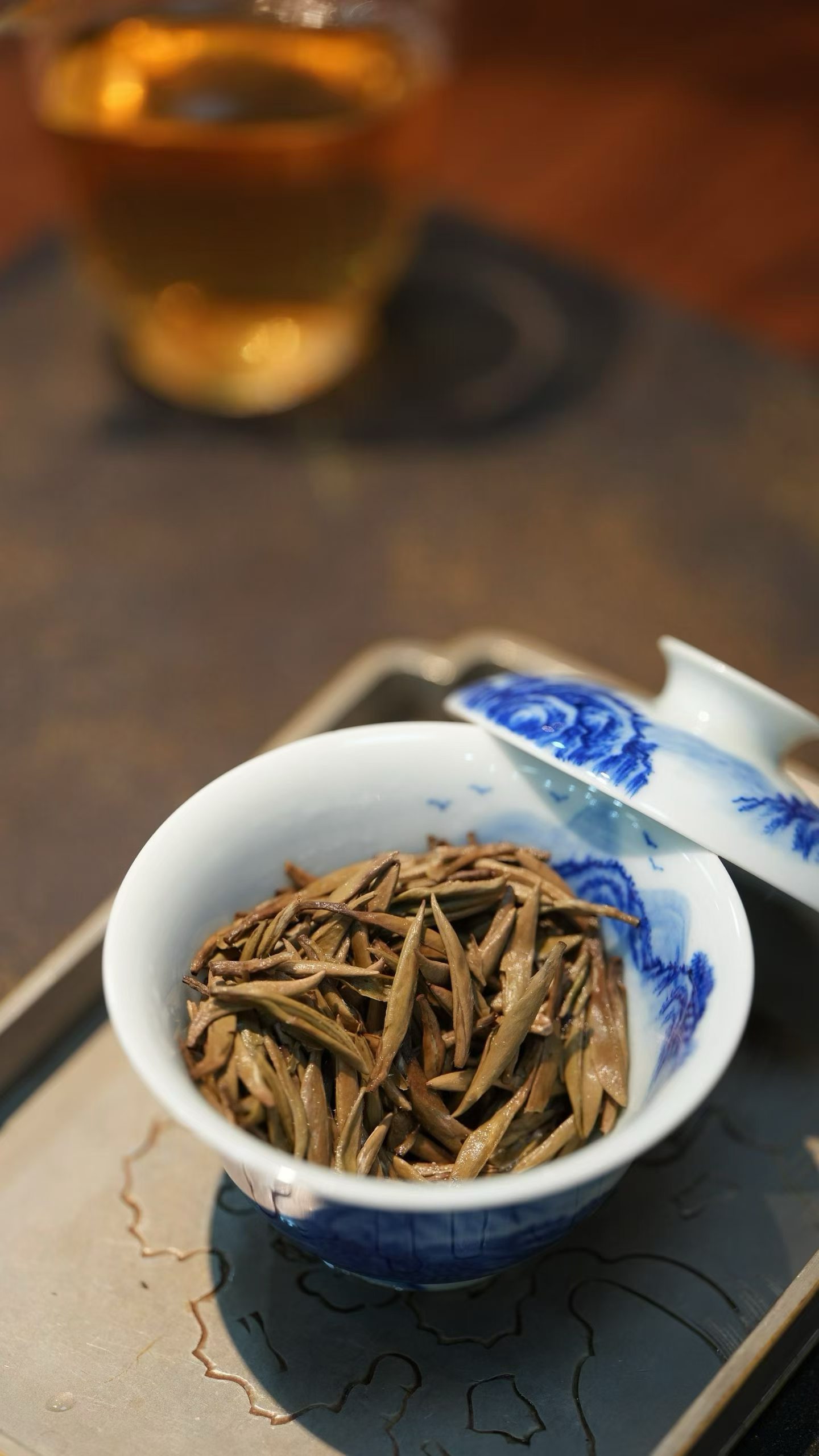 品茶赏器交友  懂茶爱自己的茶友应该会很有共鸣这简短文字背后的。深意内卷的时代，