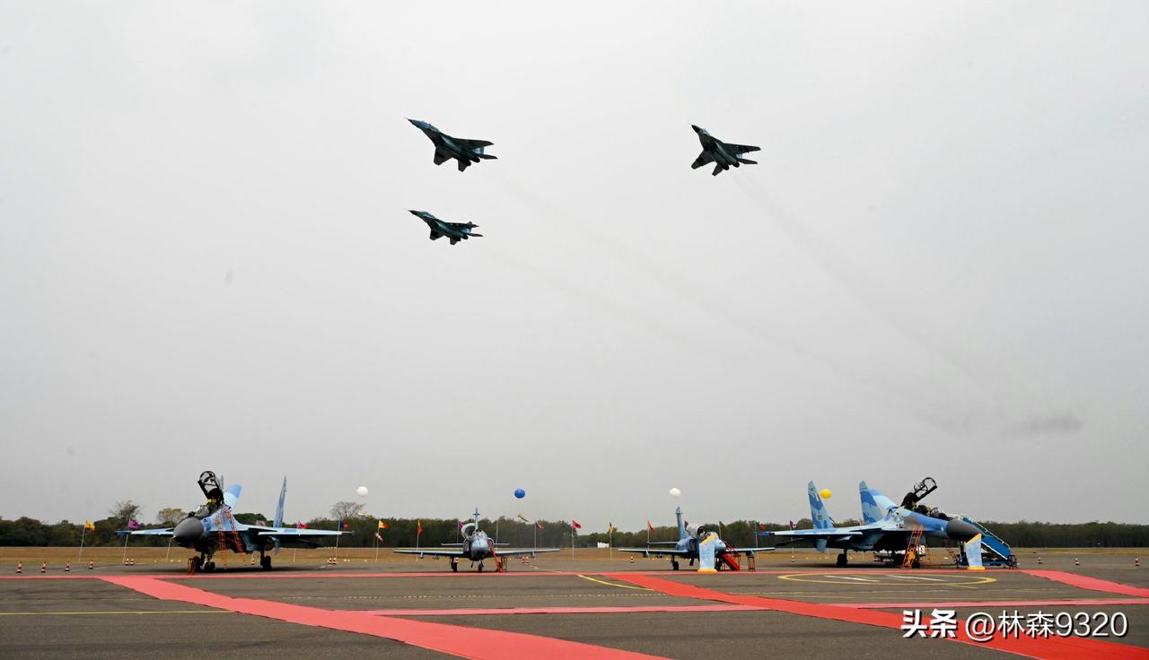 近日缅甸空军举行年度新机入列仪式，这次没有新买的JF-17M“枭龙”战斗机和FT