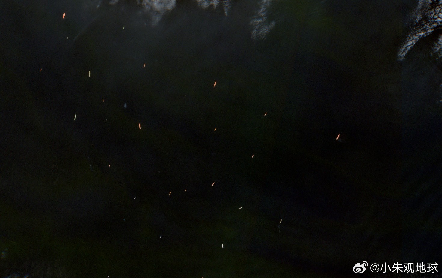 霍尔木兹海峡入口处停泊的大量商船 美伊以冲突中东局势霍尔木兹海峡