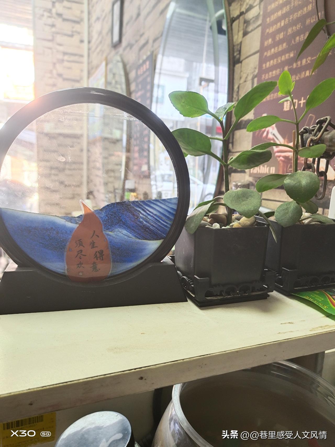 我会把专注力拉回此刻。清晨感受阳光的温度，细品食物本味；工作时全心投入，不被杂念