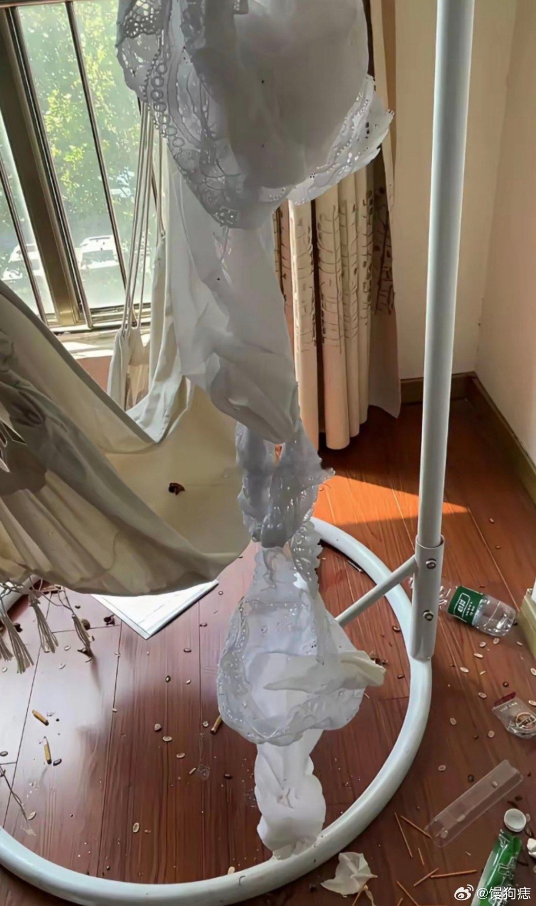 把房子租给酒吧上班的女生之后，好好的房子居然变成了这副模样！ 