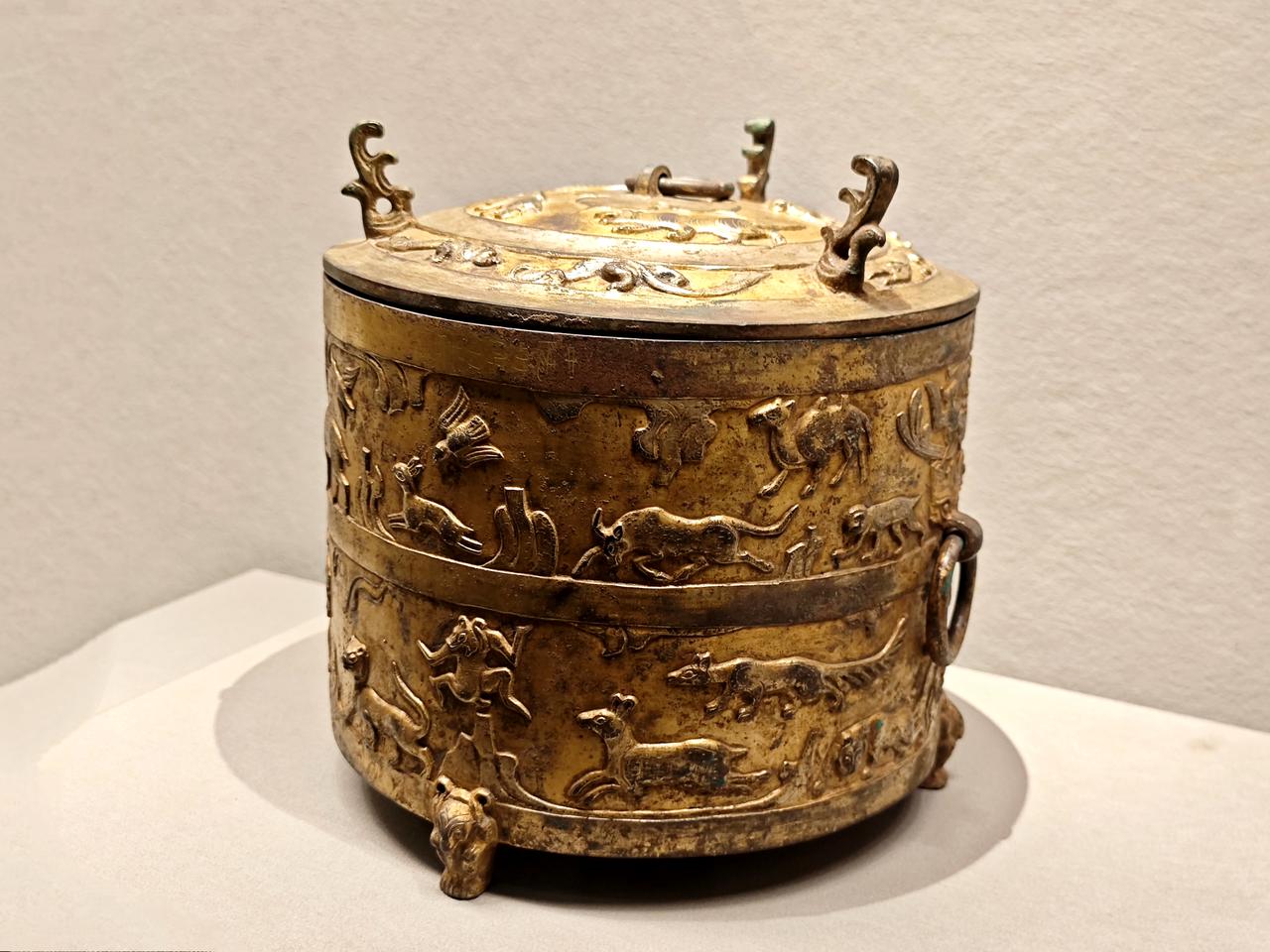山西博物院展出的三件一套西汉鎏金宴饮器具，1962年出土朔州市右玉县，历经千年岁