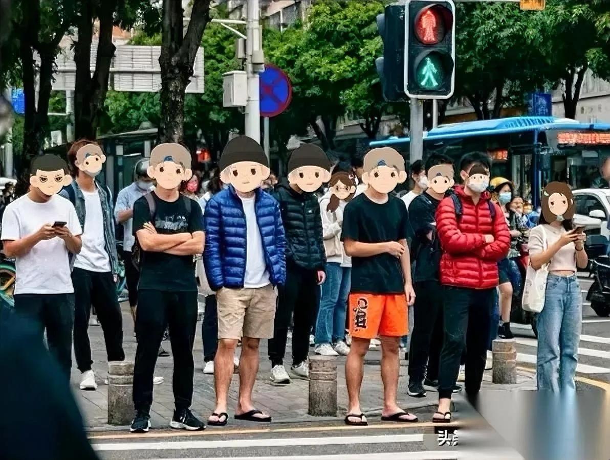 广东人入冬太逗了！

红绿灯下惊现名场面

一哥们穿着羽绒服踩人字拖路过，这搭配