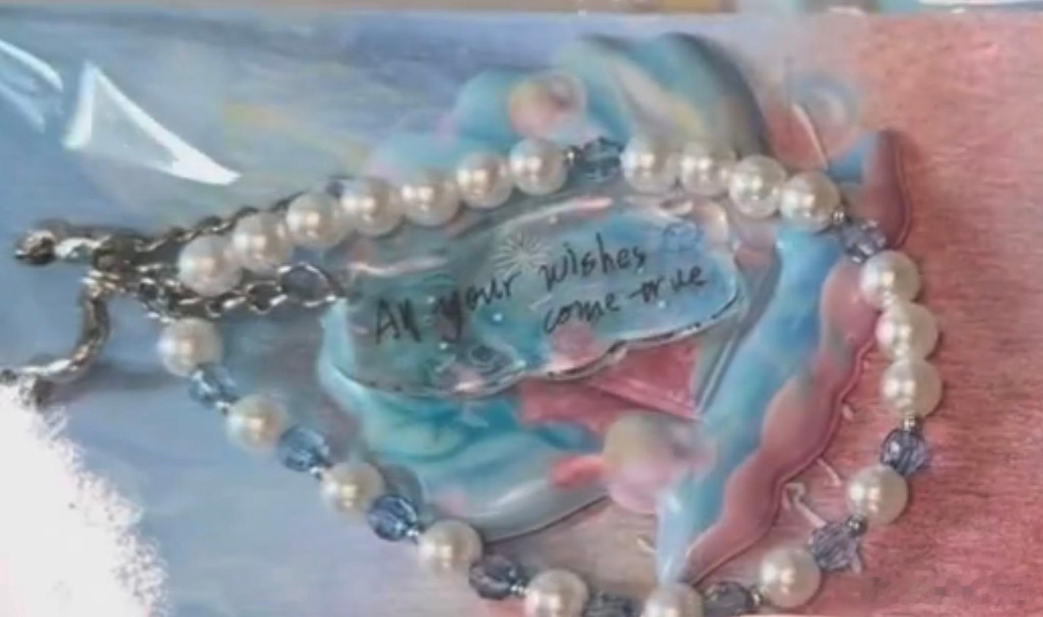珍珠挂链的小牌子上写了“All your wishes come true” 怎