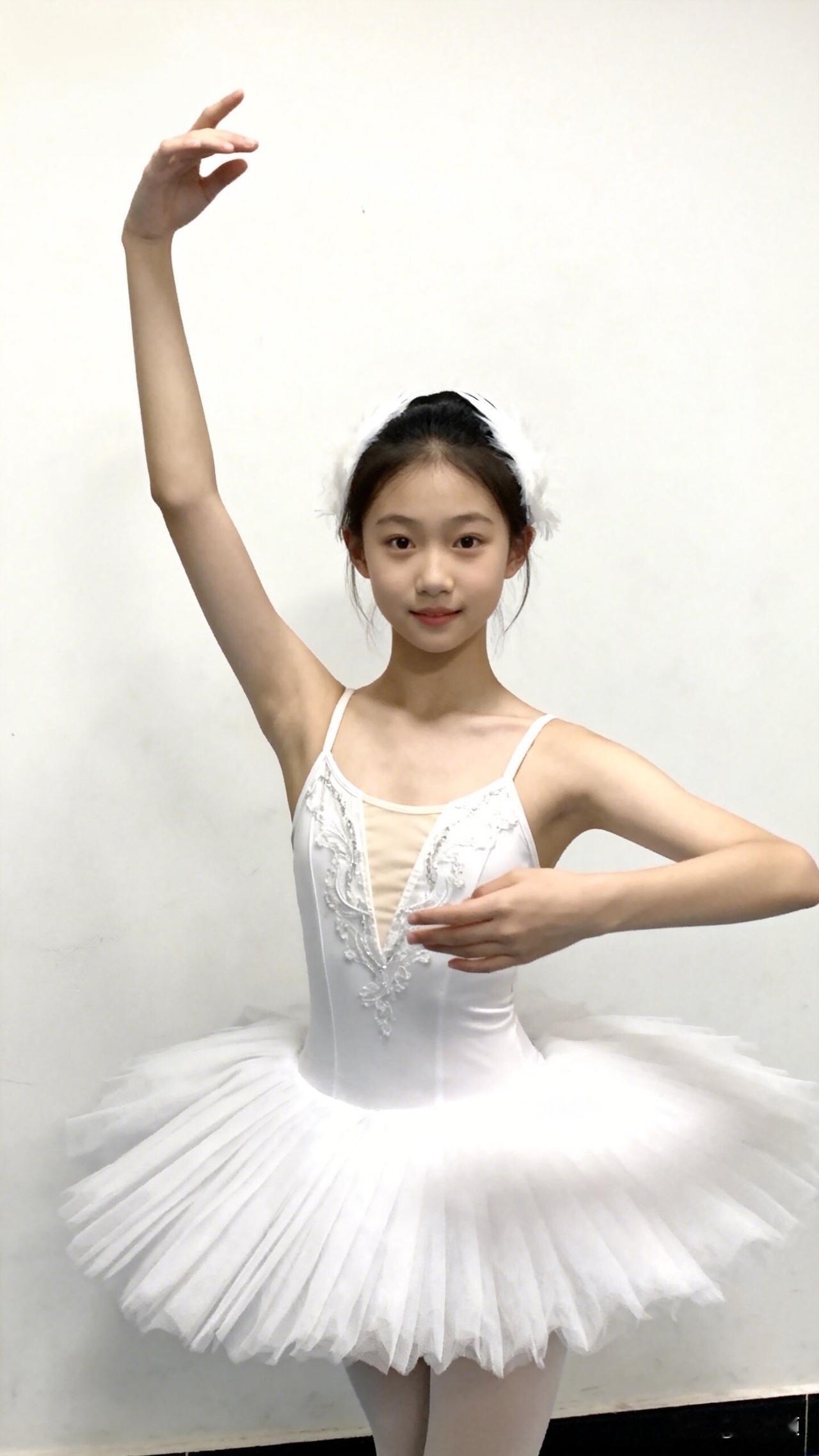 爱跳舞的女孩儿美丽又自信，气质迷人[送心][送心]