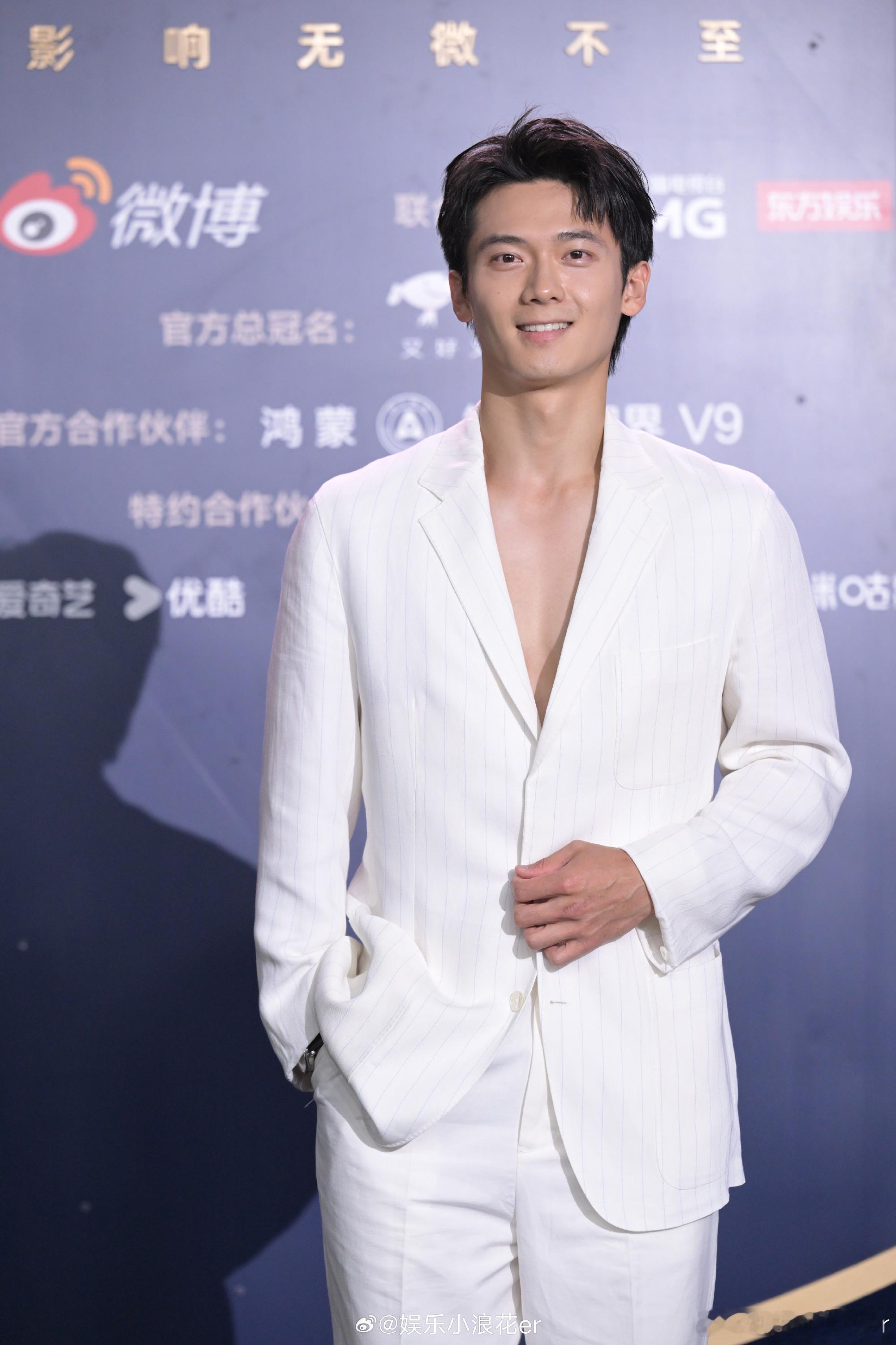 吴汉坤胸肌吴汉坤深V白西装亮相，身形优越线条利落，满满的男性风采直击眼球