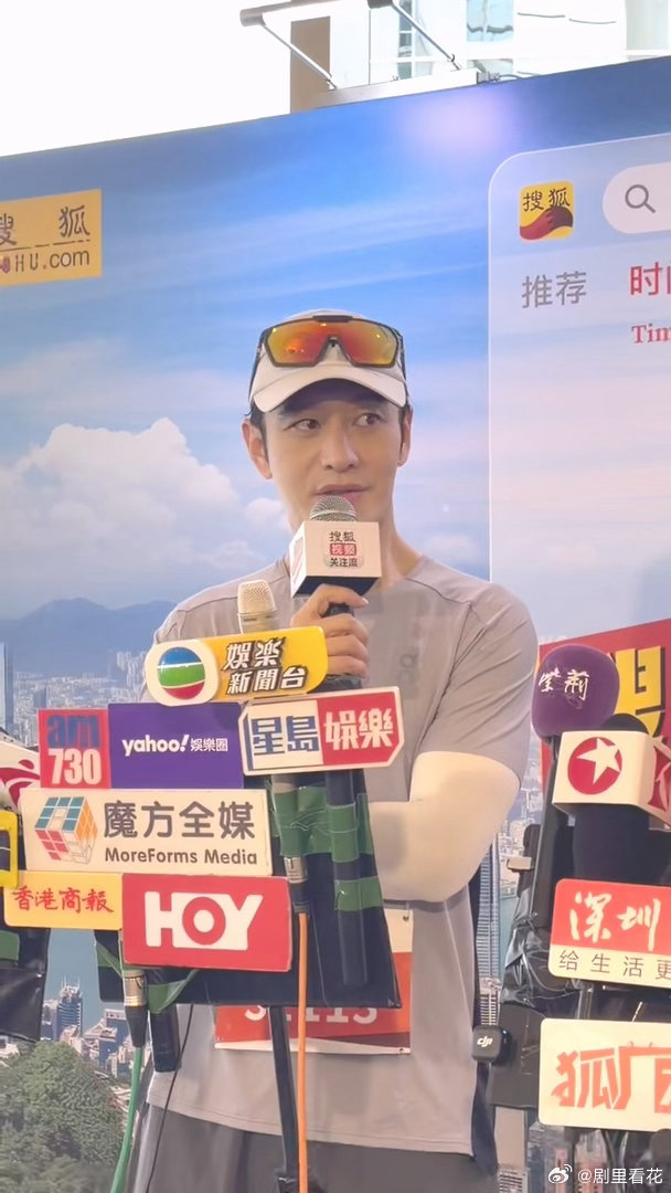 黄晓明还在考博黄晓明想成为家里的第一位博士 为当家里首个博士，今年遗憾未上岸却坚