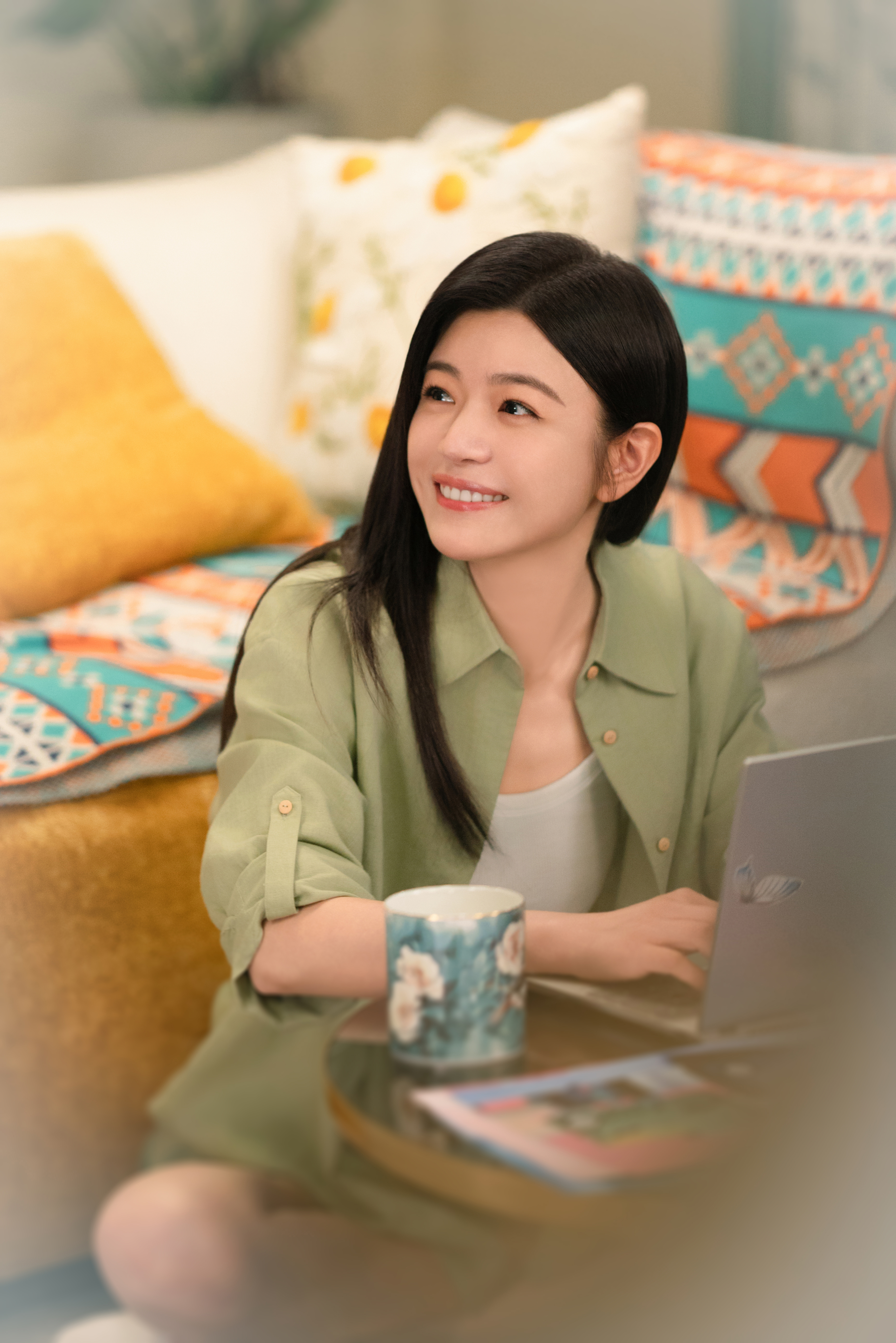 陈妍希娱乐圈人缘 微博转发区凑齐半个娱乐圈，都在为她的新剧《狙击蝴蝶》开播宣传打