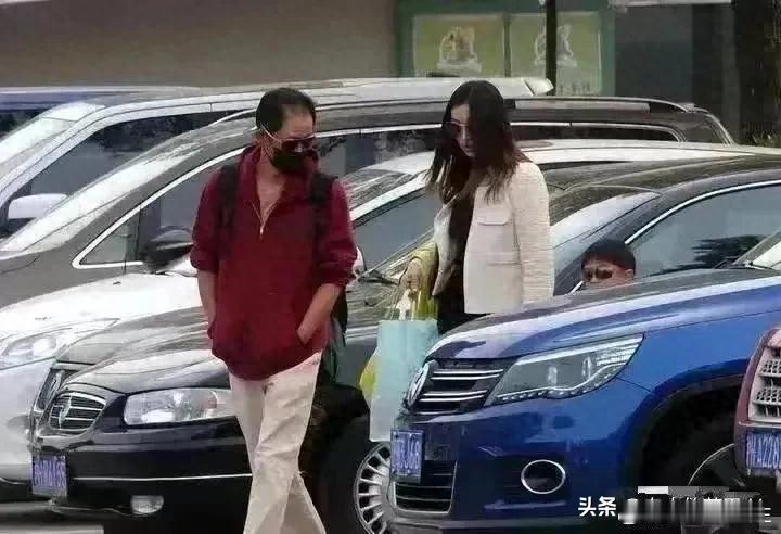 王志文携妻儿出门，小10岁老婆漂亮不输女星，他沧桑老态如爷爷辈 ​​​