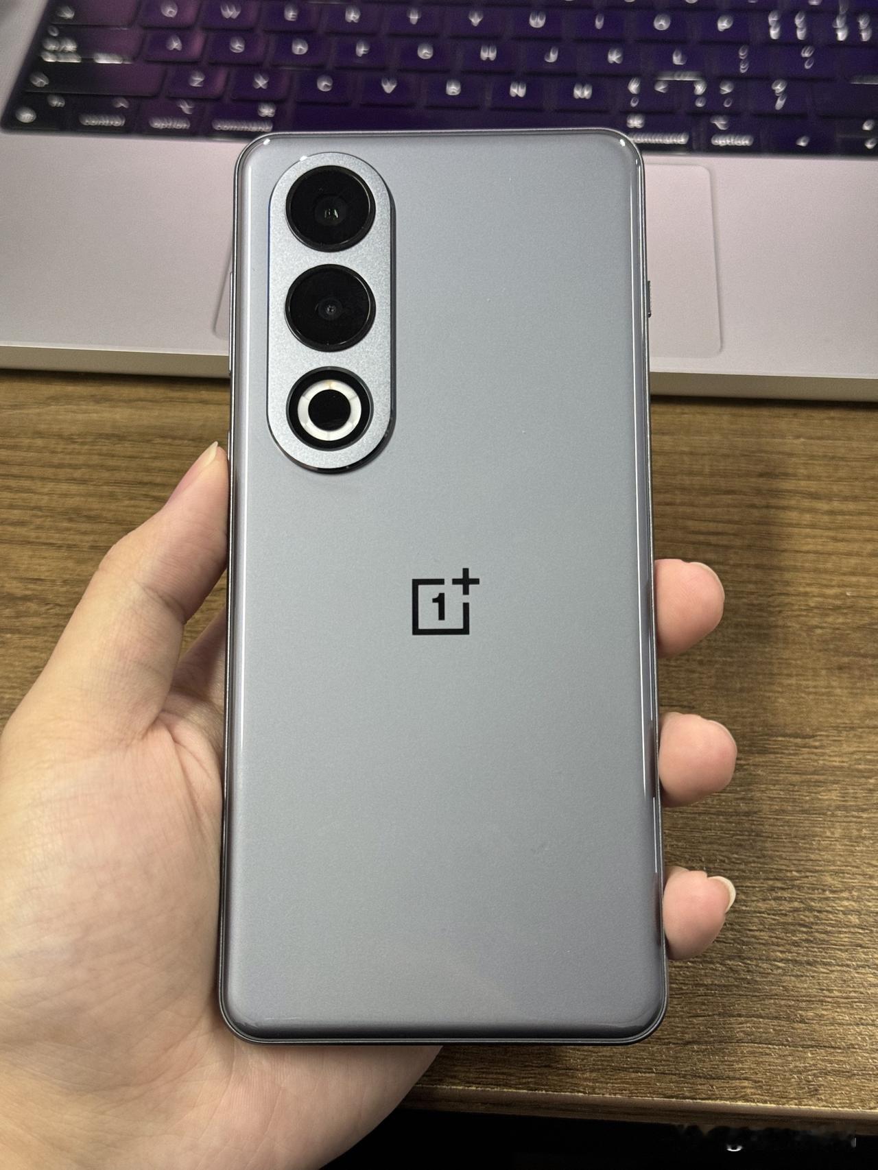 一加 Ace 3V 真机上手，感觉还挺是那么回事的嘿~
虽然说12GB+256G