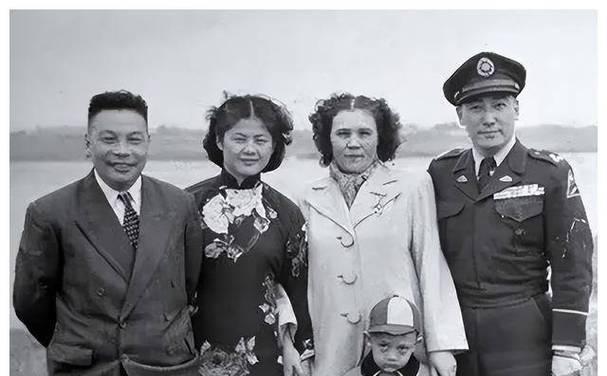 [微风]1980年，邱行湘去台湾探亲，回大陆前，蒋纬国给了他一大笔钱，邱行湘却说