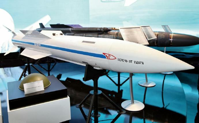 每天认识一件兵器 俄罗斯R-37空对空导弹R-37导弹是苏联研制的远程空对空导弹