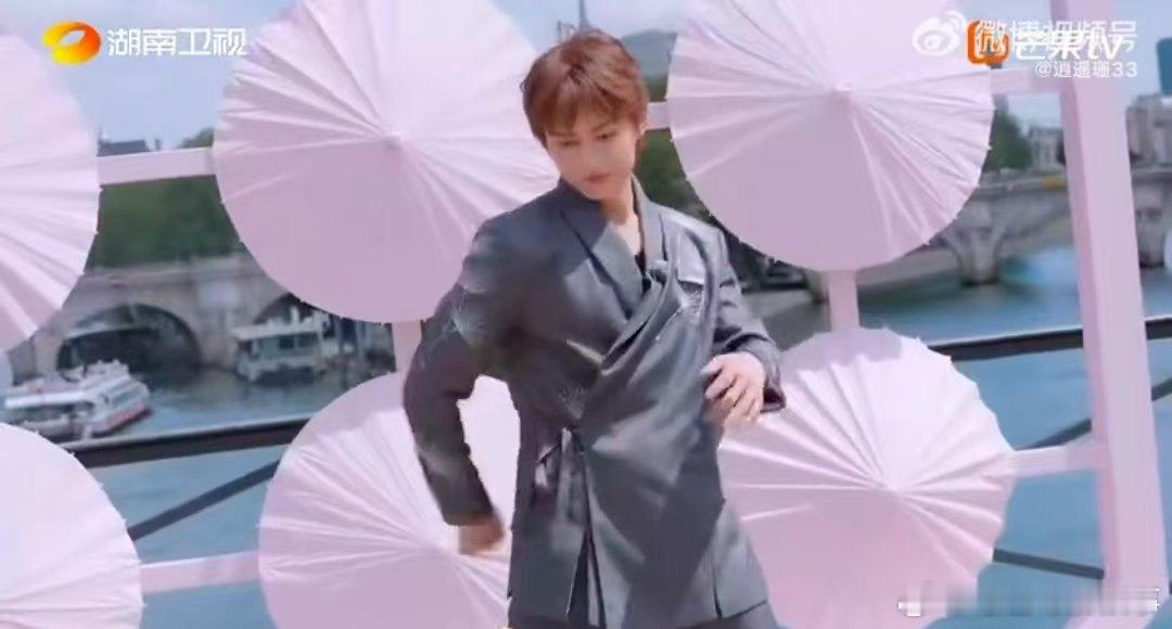 文俊辉跳舞硬控全场 文俊辉巴黎街头随舞太绝了！动作利落不拖泥带水，卡点精准到没话