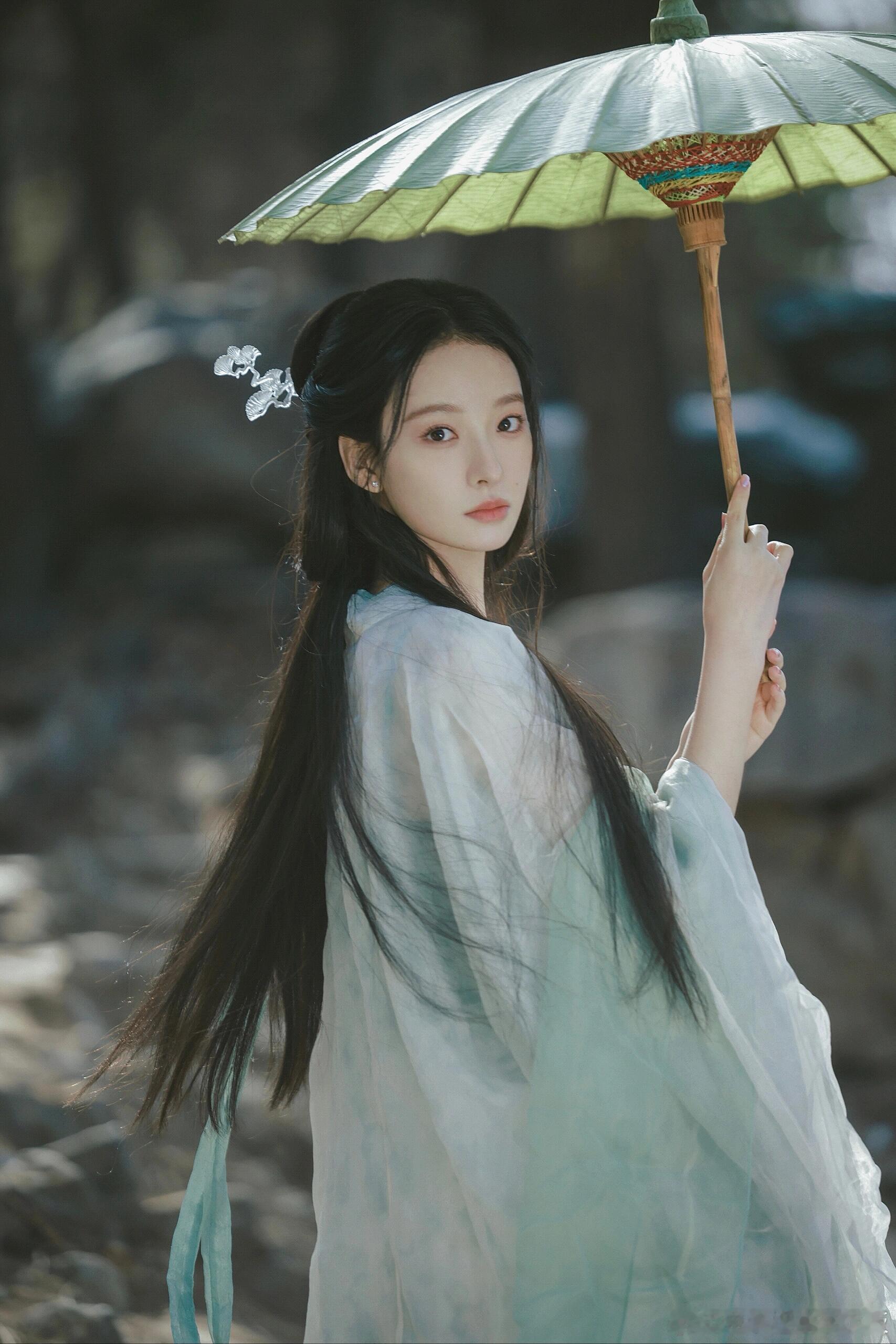杨舒伊第一部戏就搭白鹿和丞磊原来莫离女二就是之前最美证件照杨舒伊考古挖到宝！原来