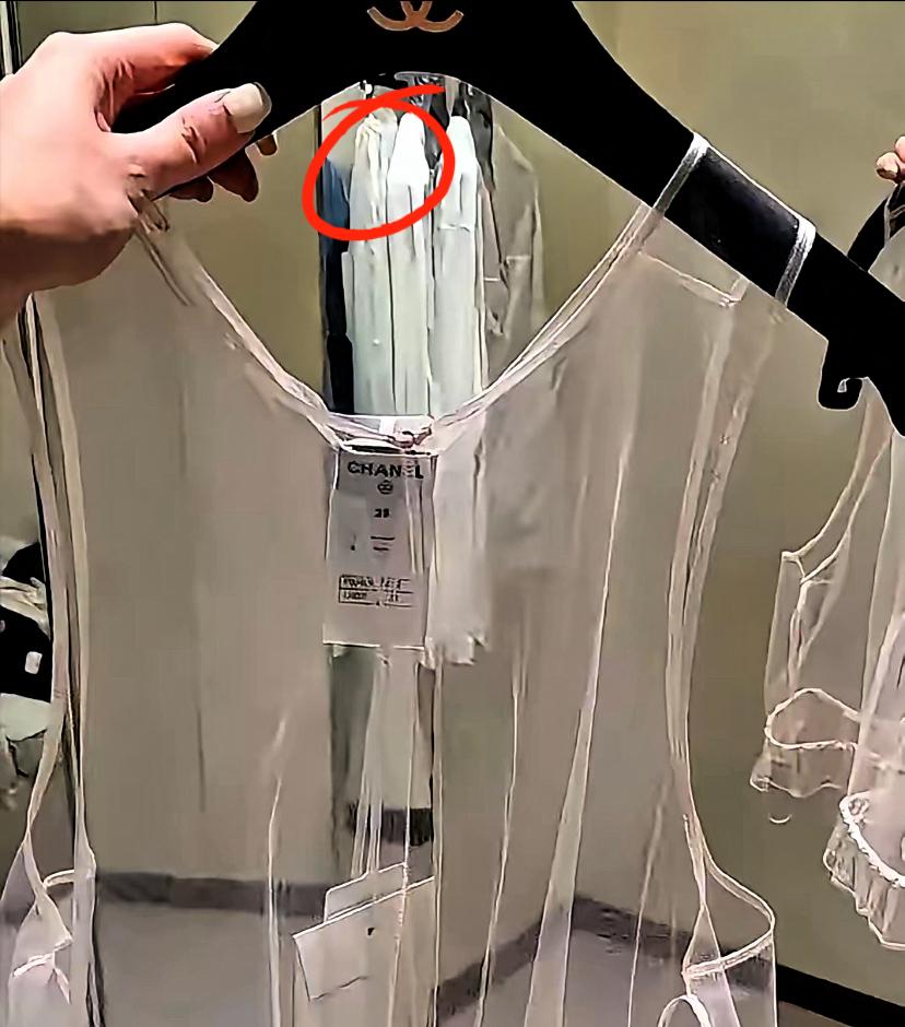 谁收到贵重礼物不激动啊？
我男友从国外回来，
一进门就塞给我个香奈儿礼盒，说特意