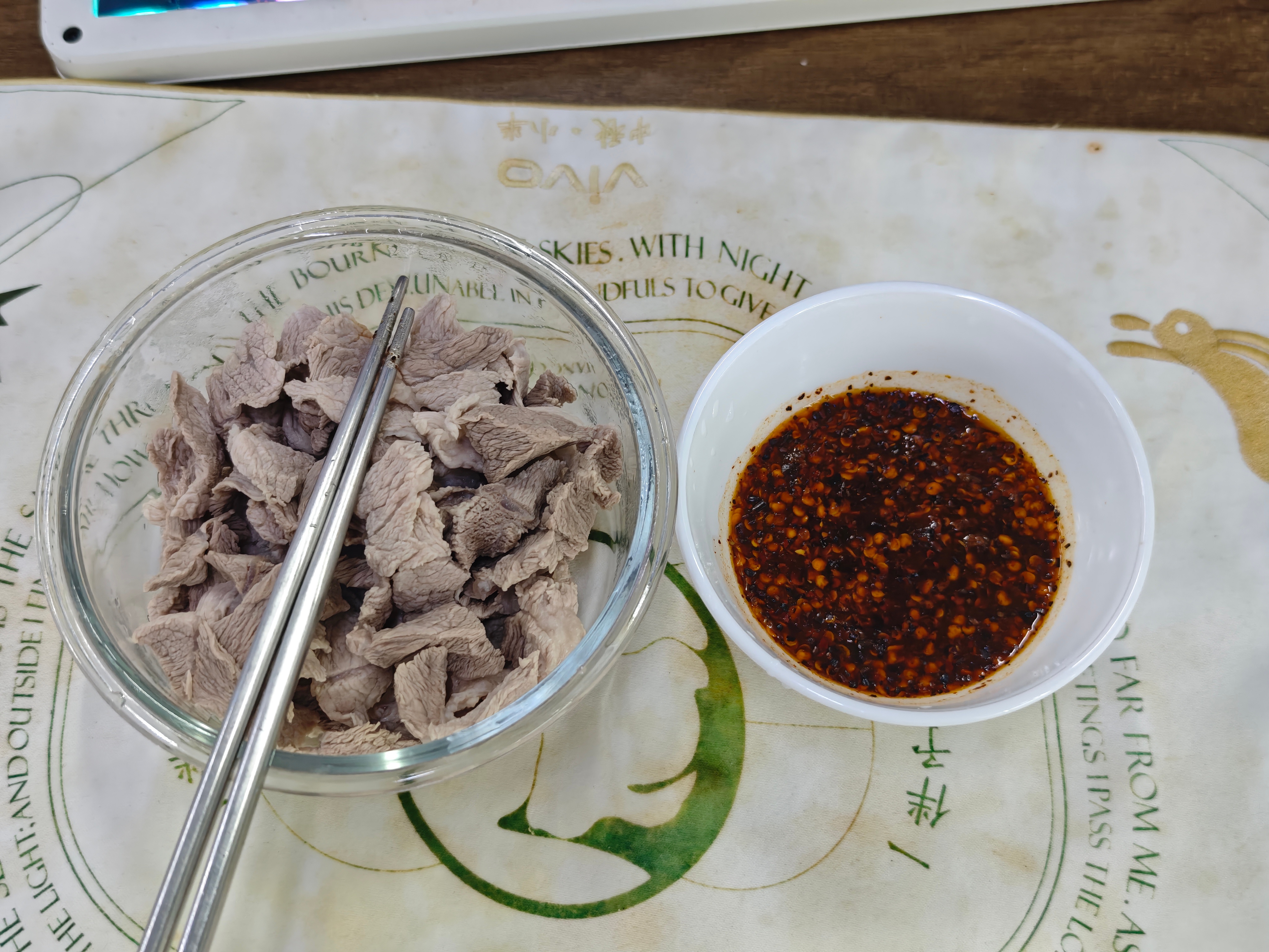 猪肉切片焯水，配上这个贵州辣椒蘸料，真的很无敌 ​​​