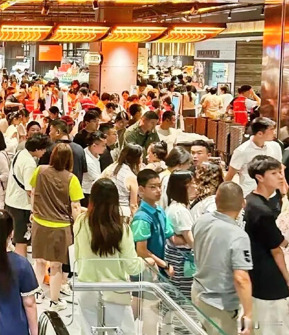 胖东来，学不来。

胖东来2025年销售额突破235亿元，同比增长近39%。然而