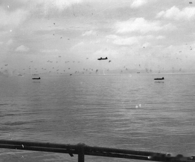 正在对美军瓜岛泊地发起超低空雷击的日军一式陆攻机群，摄于1942年8月8日。可见