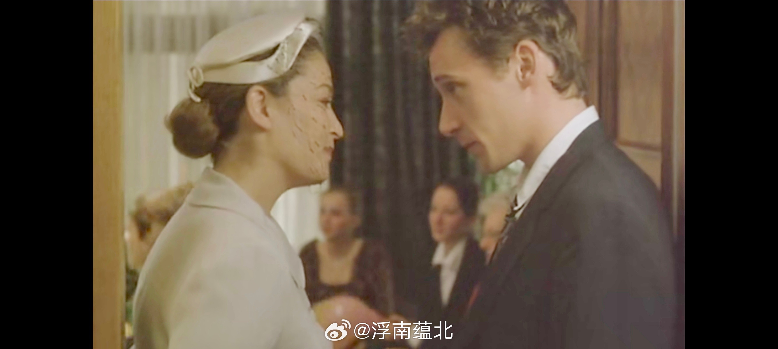 【法影】《非对称情爱》1996一段姐弟恋情，以浪漫温馨开始，以血腥暴力结束。法影