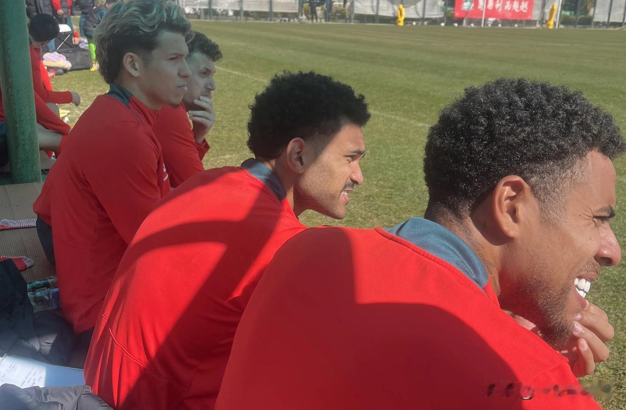 今天上午，在云南昆明红塔基地武汉三镇和河南队进行了一场教学赛，由于是教学赛具体开