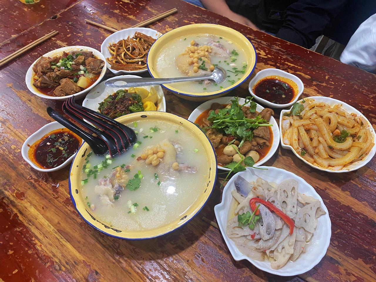 肖战啊，不奇怪了，他真的好爱折耳根，我2024年去打卡他说好吃的餐馆时就见识到了