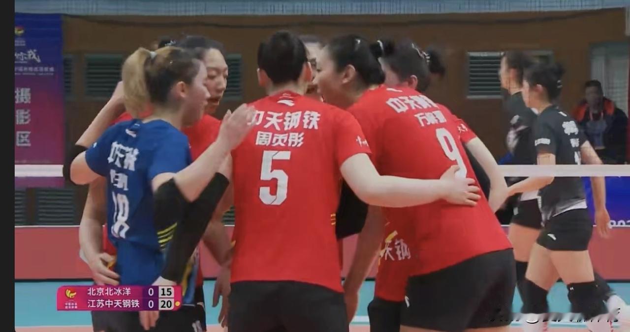 正在直播京苏女排大战！央视也是特意安排了这场精彩对决，江苏女排全华班VS豪华外援