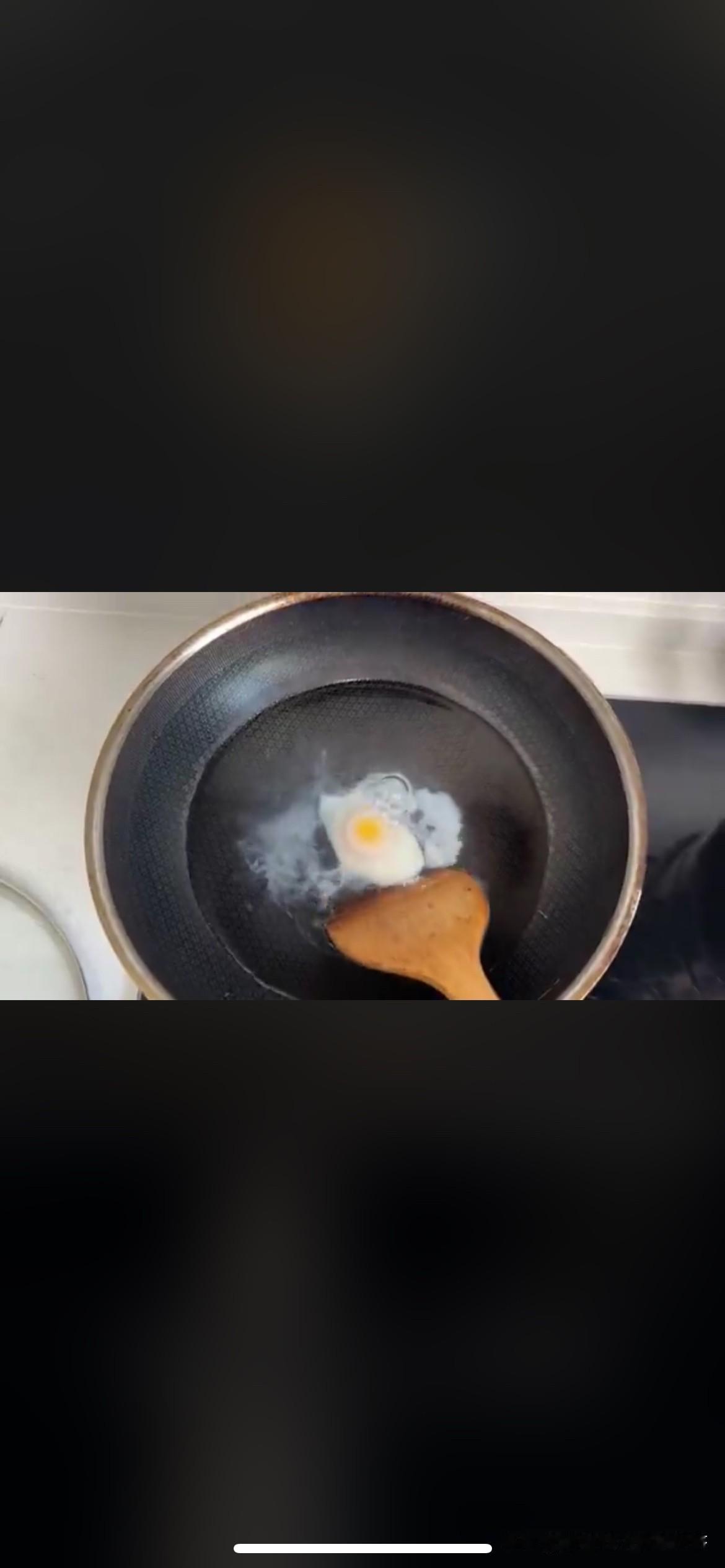 一个小伙儿靠煮鸡蛋一夜爆火，起因是一位博主秀出父亲煮的鸡蛋，蛋黄沙沙的很好吃，评