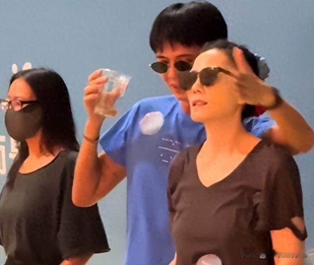 王菲男闺蜜音乐节骚扰多名女性，天后全程沉默引众怒