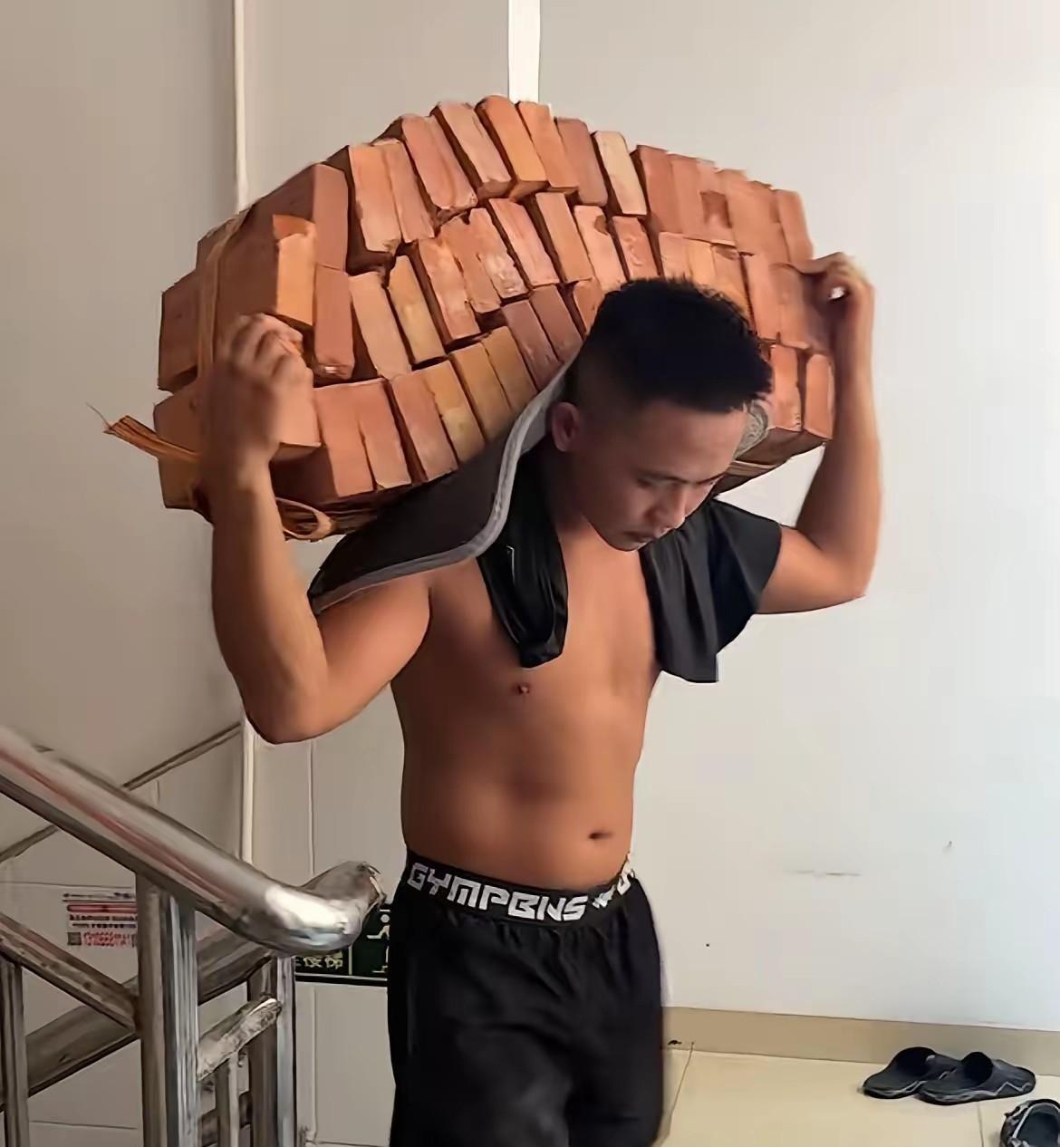 “拖鞋战神”阿兴也顶不住了，干到凌晨两点才挣一千多，拖鞋战神阿兴扛楼1253天，