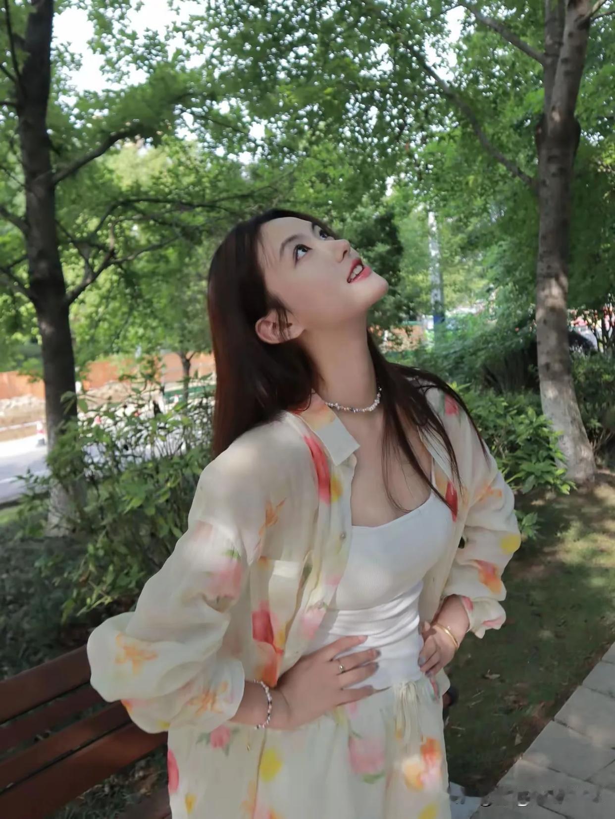 阳光下的微笑，花裙与自然的完美融合