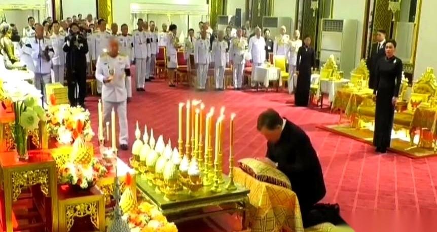 泰国王宫，一袭黑衣的玛哈国王，在女儿帕公主灵前，双膝跪地，躬身行大礼！要知道，这