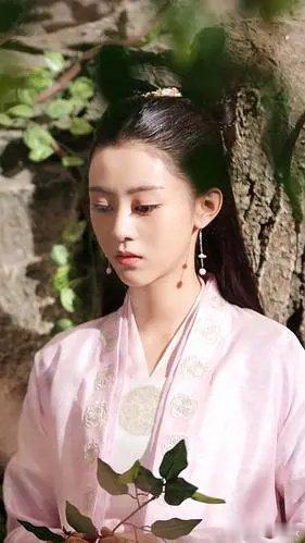 你觉得她长得漂亮吗？ ​​​